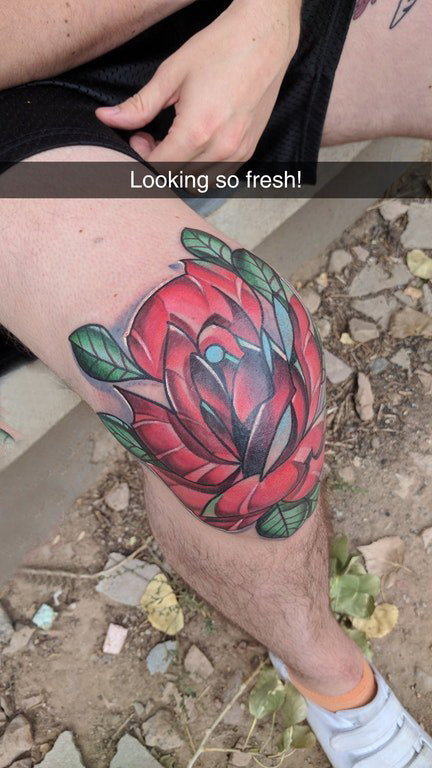 花朵纹身 女生膝盖上花朵纹身图片