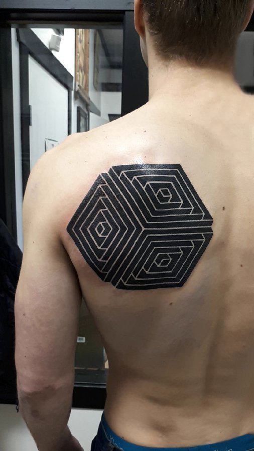 几何元素纹身 男生后背上黑色的几何纹身图片