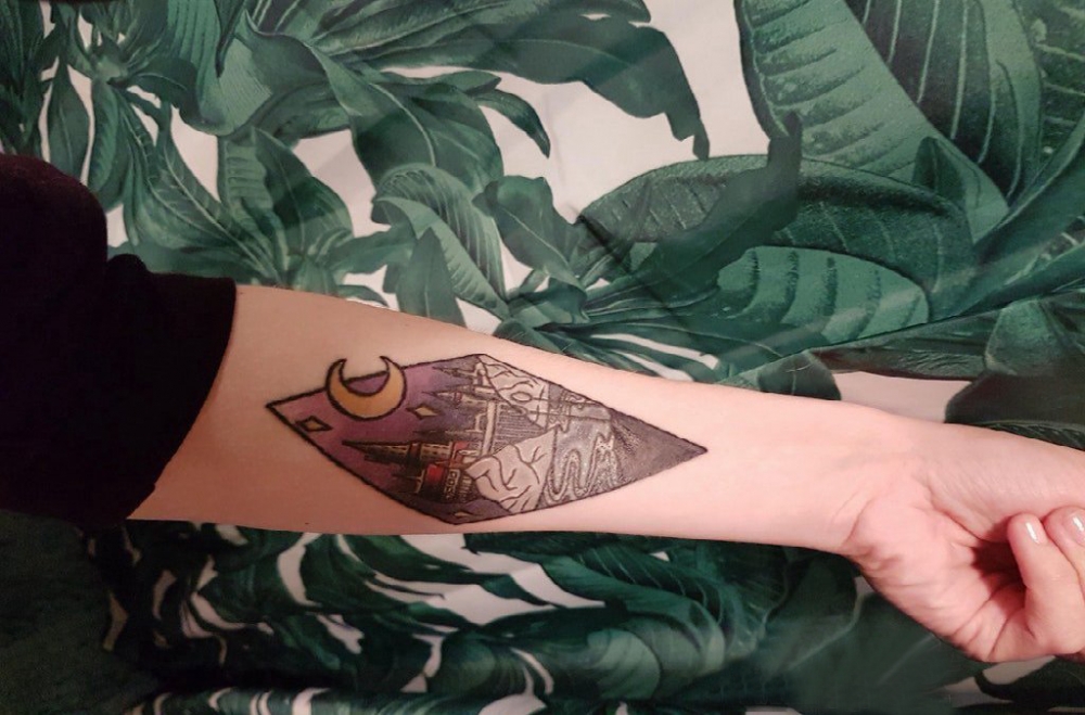 几何元素纹身 男生手臂上菱形和风景纹身图片