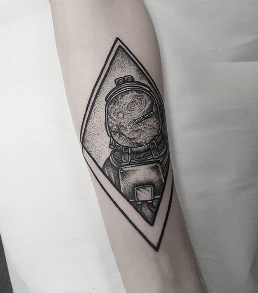 几何元素纹身 男生手臂上菱形和宇航员纹身图片