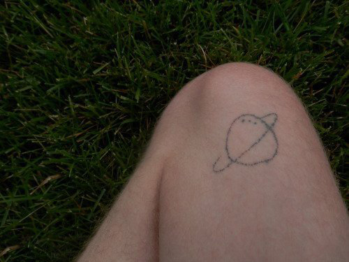 几何元素纹身 男生腿部黑色的星球纹身图片