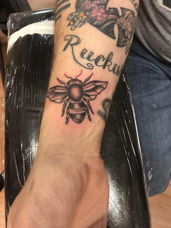 男生手腕纹身 男生手腕上黑色的蜜蜂纹身图片