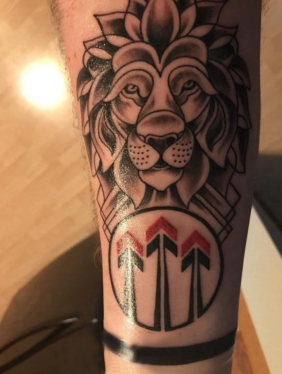 狮子头纹身欧美 男生手臂上狮子头纹身图片