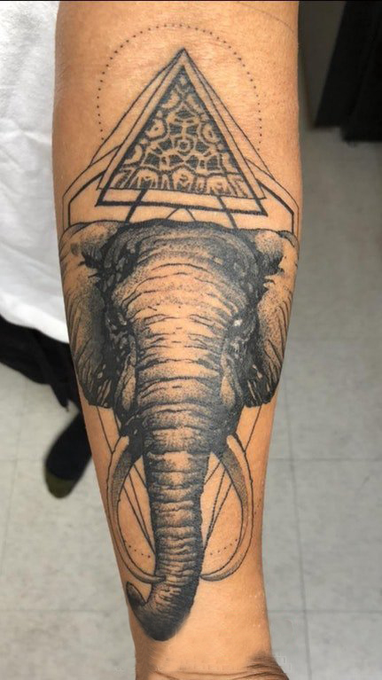 手臂纹身素材 男生手臂上三角形和大象纹身图片