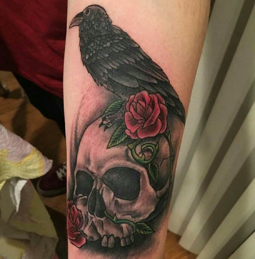 手臂纹身素材 男生手臂上小鸟和骷髅纹身图片