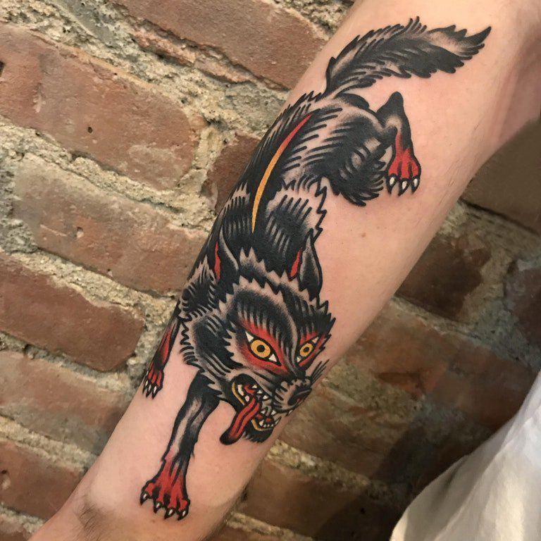 手臂纹身素材 男生手臂上凶猛的狼纹身图片