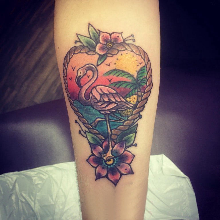 手臂纹身素材 女生手臂上花朵和火烈鸟纹身图片