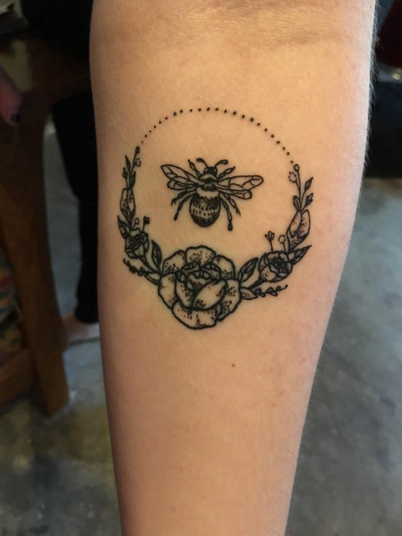 手臂纹身素材 女生手臂上花朵和蜜蜂纹身图片