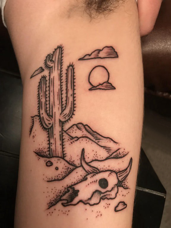 手臂纹身图片 男生手臂上黑色的沙漠风景纹身图片