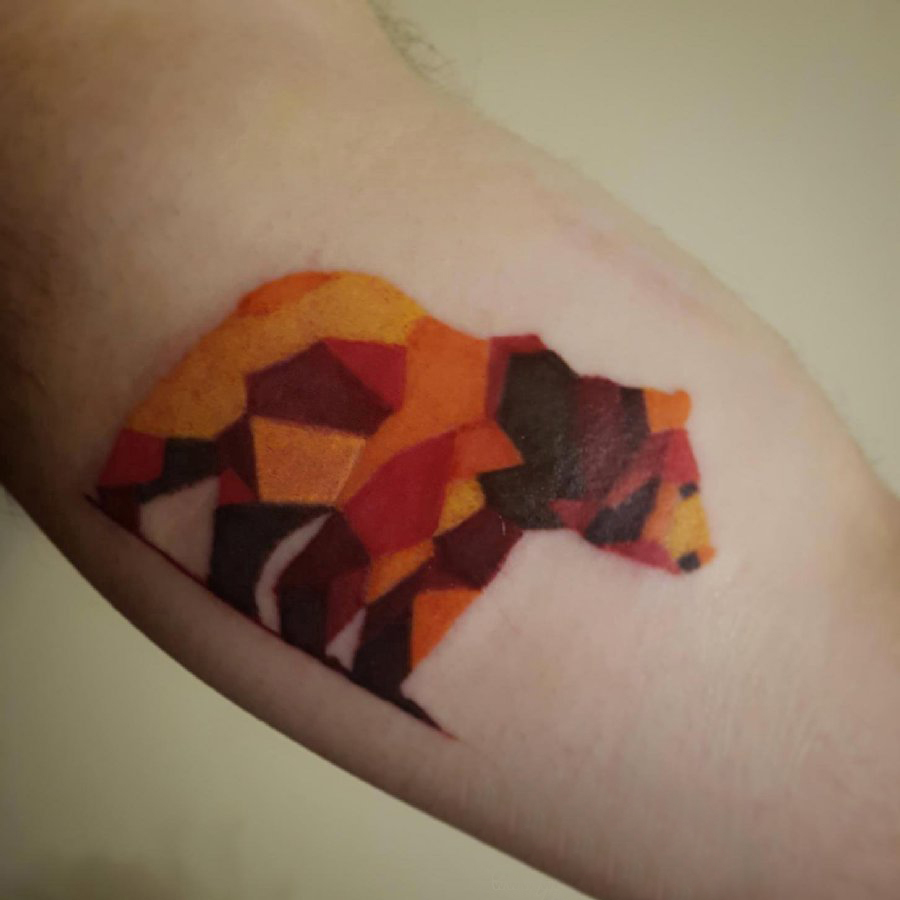 双大臂纹身 男生大臂上彩色的几何熊纹身图片