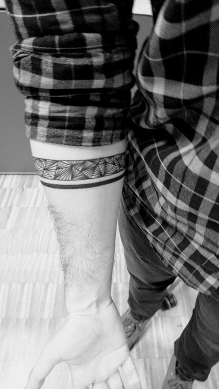 简单线条纹身 男生手臂上黑色的臂环纹身图片