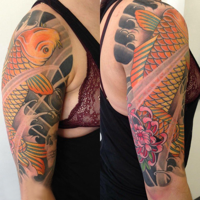 鲤鱼纹身线条 女生大臂上花朵和鲤鱼纹身图片