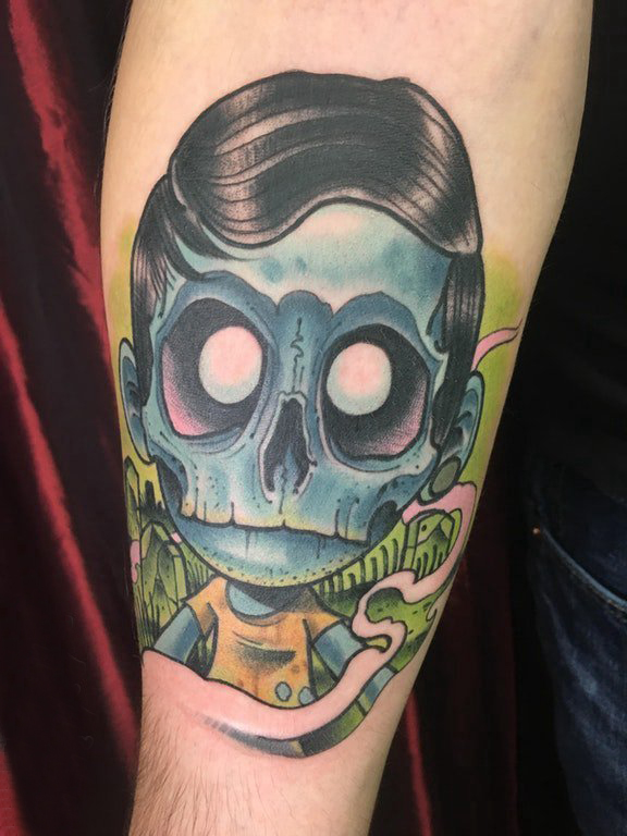 手臂纹身素材 男生手臂上彩色的卡通僵尸纹身图片