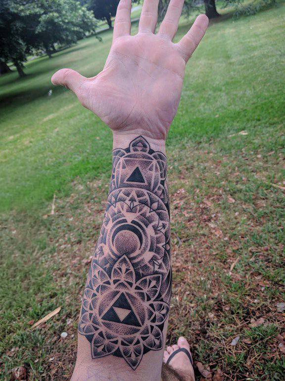 手臂纹身素材 男生手臂上黑色的梵花纹身图片