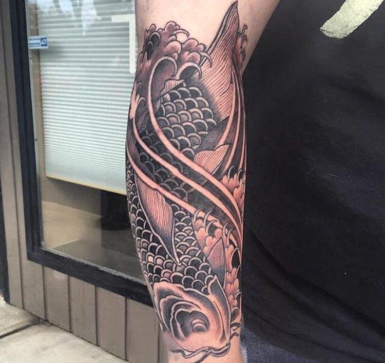 手臂纹身素材 男生手臂上黑色的鲤鱼纹身图片