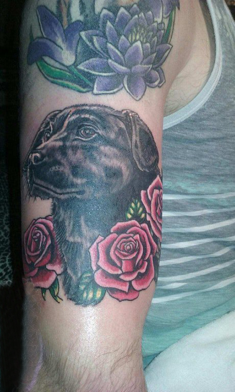 手臂纹身素材 男生手臂上玫瑰和小狗纹身图片