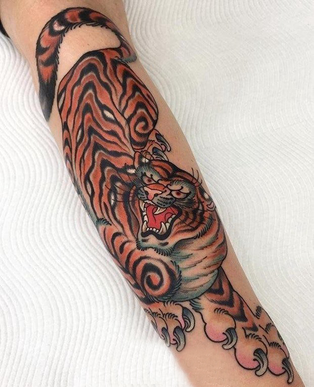 手臂纹身图片 男生手臂上彩色的老虎纹身图片