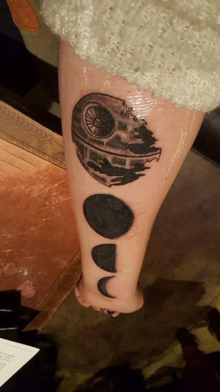 手臂纹身图片 男生手臂上黑色的月亮纹身图片