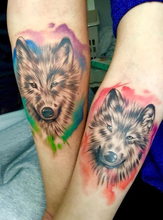 手臂纹身图片 情侣手臂上彩色的狼头纹身图片