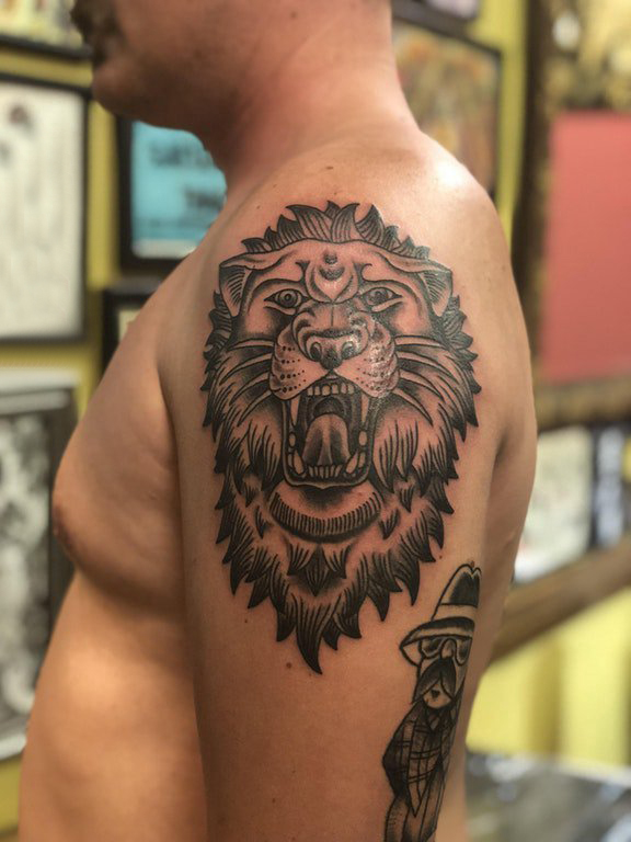 双大臂纹身 男生大臂上黑色的狮子纹身图片