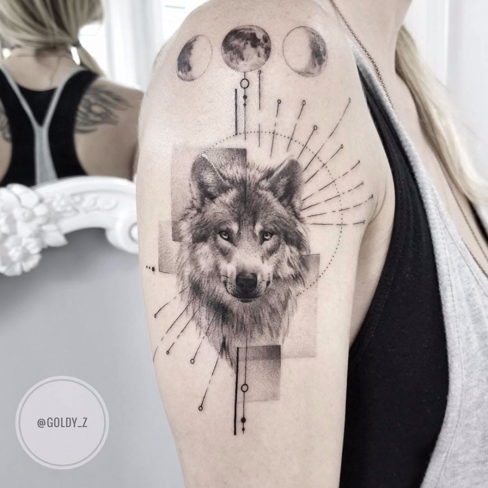 双大臂纹身 女生大臂上几何和狼头纹身图片