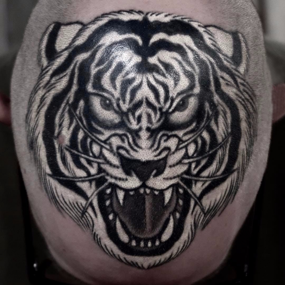 头顶纹身 男生头部黑色的老虎纹身图片