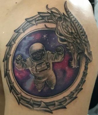 臀部纹身 男生臀部龙和宇航员纹身图片