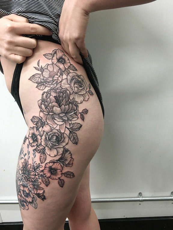 臀部纹身 女生臀部黑色的花朵纹身图片