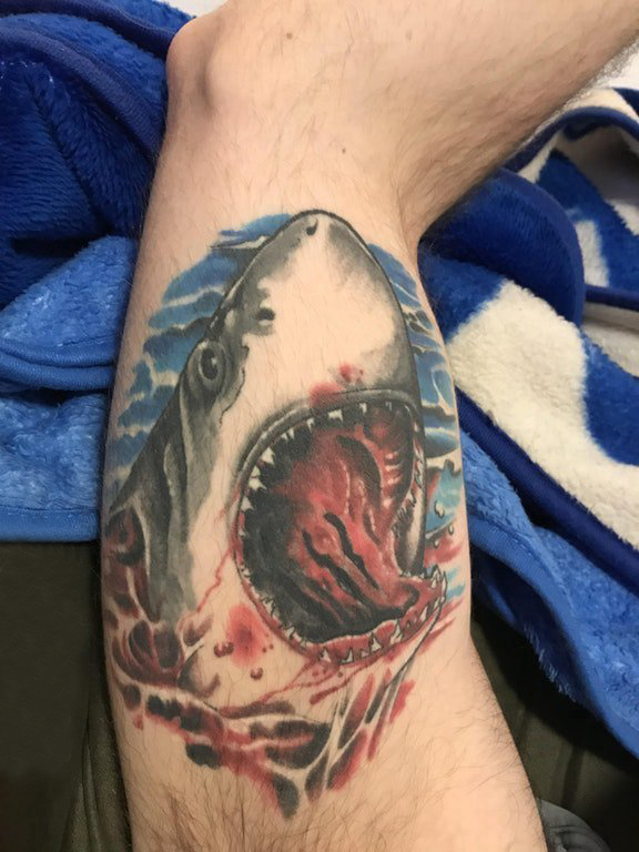 鲨鱼纹身图 男生大腿上鲨鱼纹身图片
