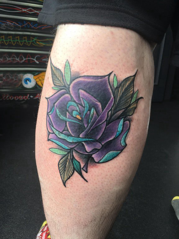 纹身 小玫瑰 男生小腿上欧美玫瑰纹身图片