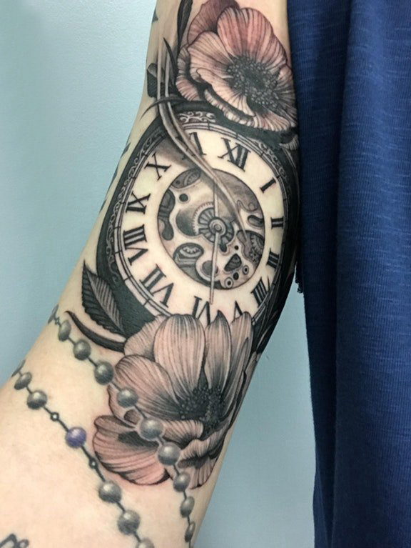 纹身黑色 男生手臂上花朵和时钟纹身图片