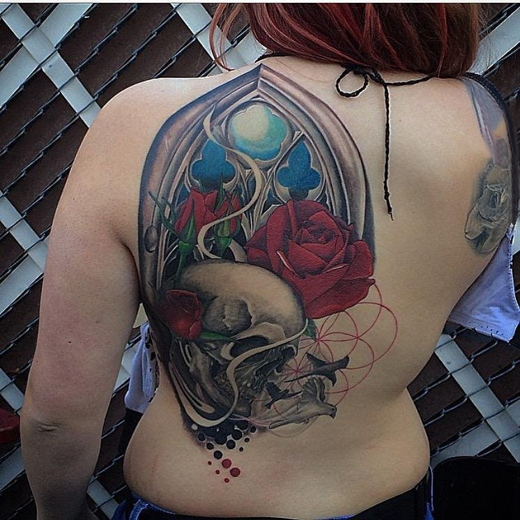 纹身后背女 女生后背上玫瑰和骷髅纹身图片
