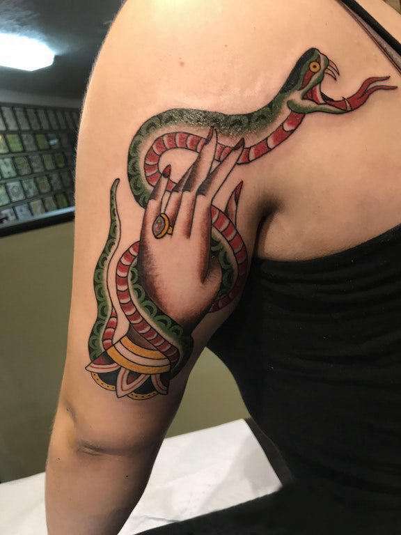 纹身蛇魔 女生手臂上蛇纹身图片