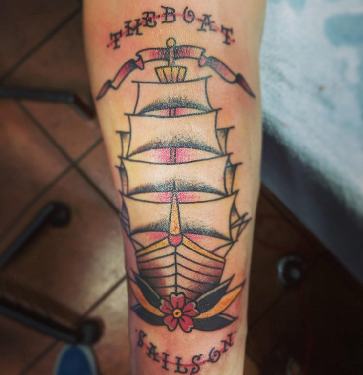 纹身小帆船 男生手臂上帆船纹身图片
