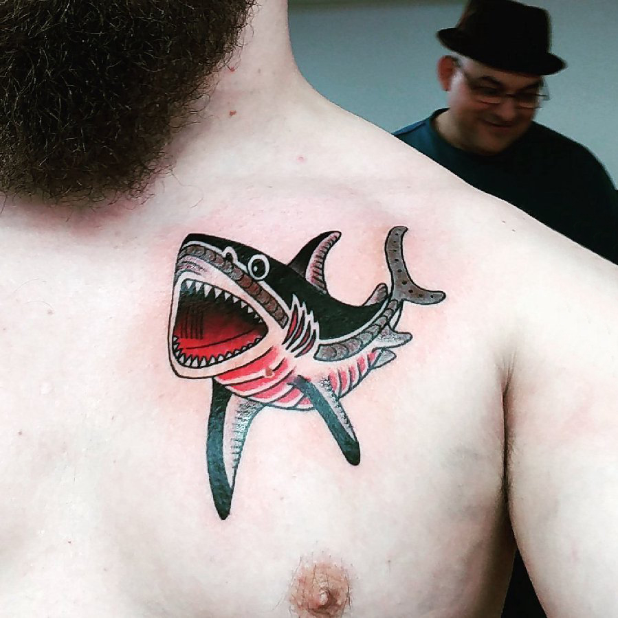 纹身胸部男 男生胸部彩色的鲨鱼纹身图片