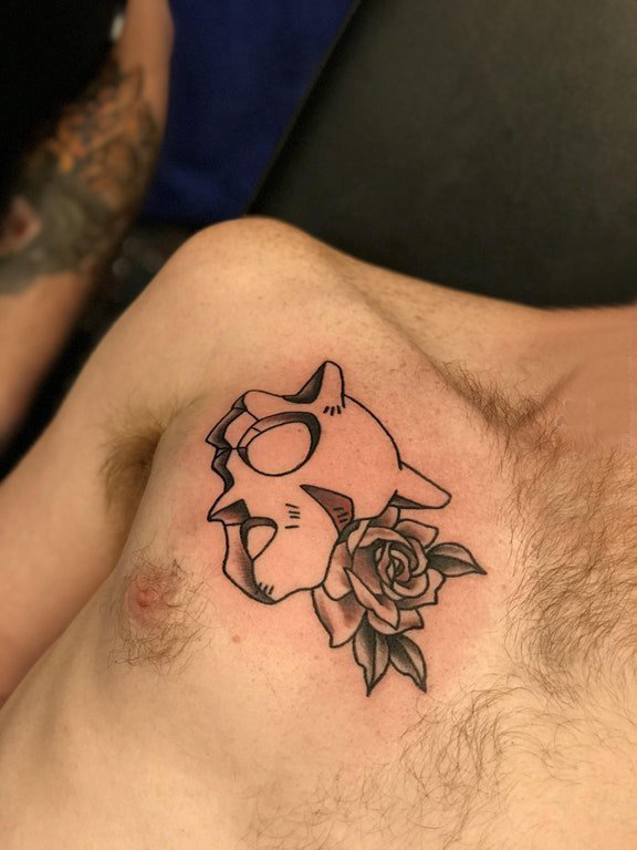 纹身胸部男 男生胸部黑色的花朵和骷髅纹身图片