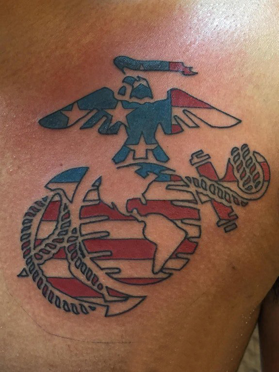 纹身胸部男 男生胸部旗帜和老鹰纹身图片