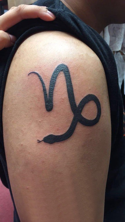 大臂纹身图 男生大臂上黑色的蛇纹身图片
