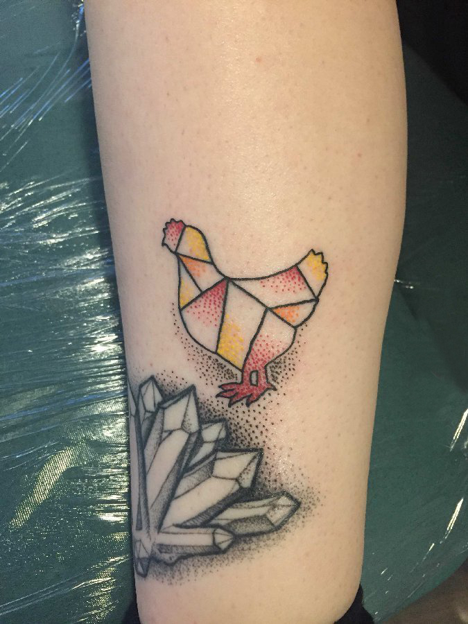 公鸡纹身图案 女生小腿上彩色的公鸡纹身图片