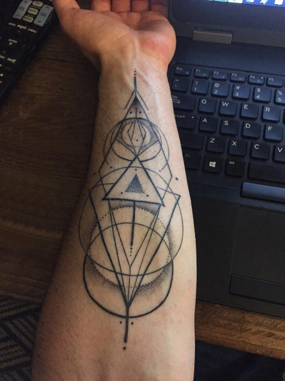 几何花纹身图案 男生手臂上黑色的几何纹身图片