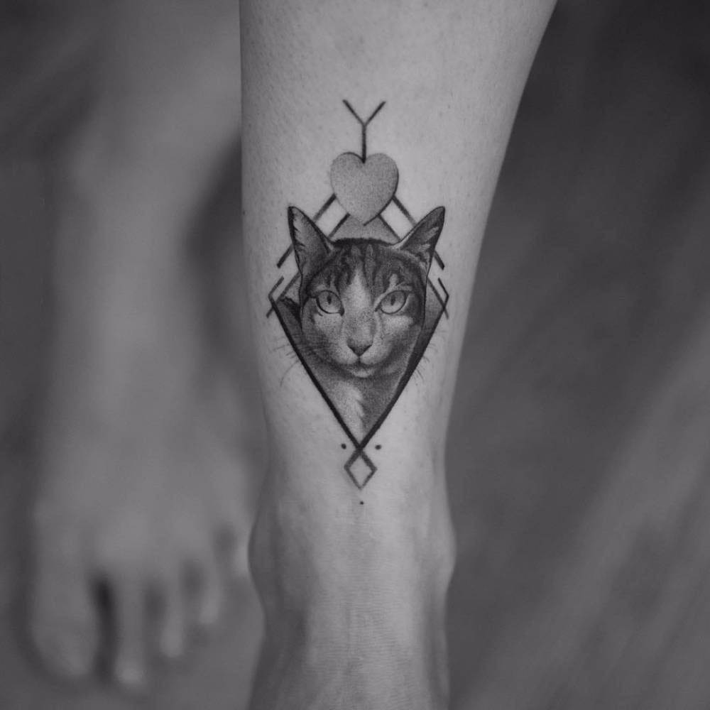 欧美线条纹身 女生小腿上菱形和猫咪纹身图片