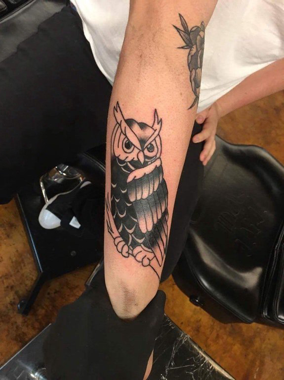 手臂纹身素材 男生手臂上黑色的猫头鹰纹身图片
