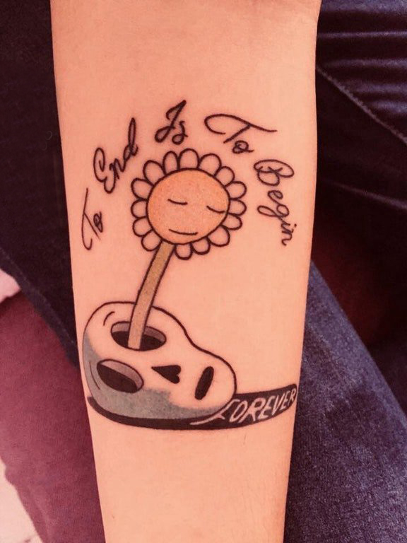 手臂纹身素材 女生手臂上花朵和骷髅纹身图片