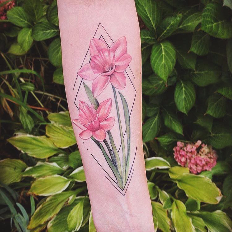 手臂纹身素材 女生手臂上菱形和花朵纹身图 片