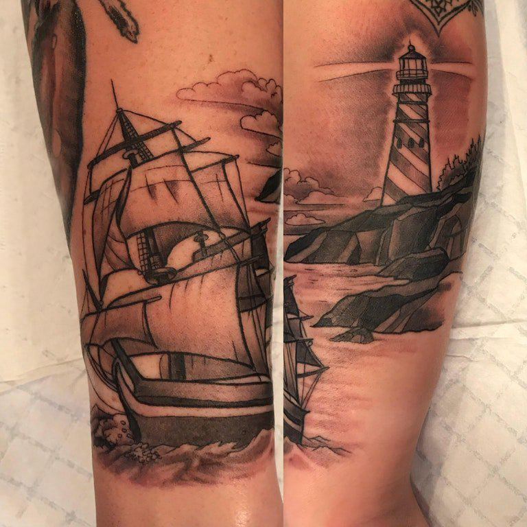 手臂纹身图片 男生手臂上帆船和灯塔纹身图片