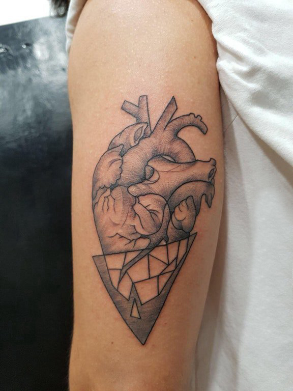 手臂纹身素材 女生手臂上三角形和心脏纹身图片