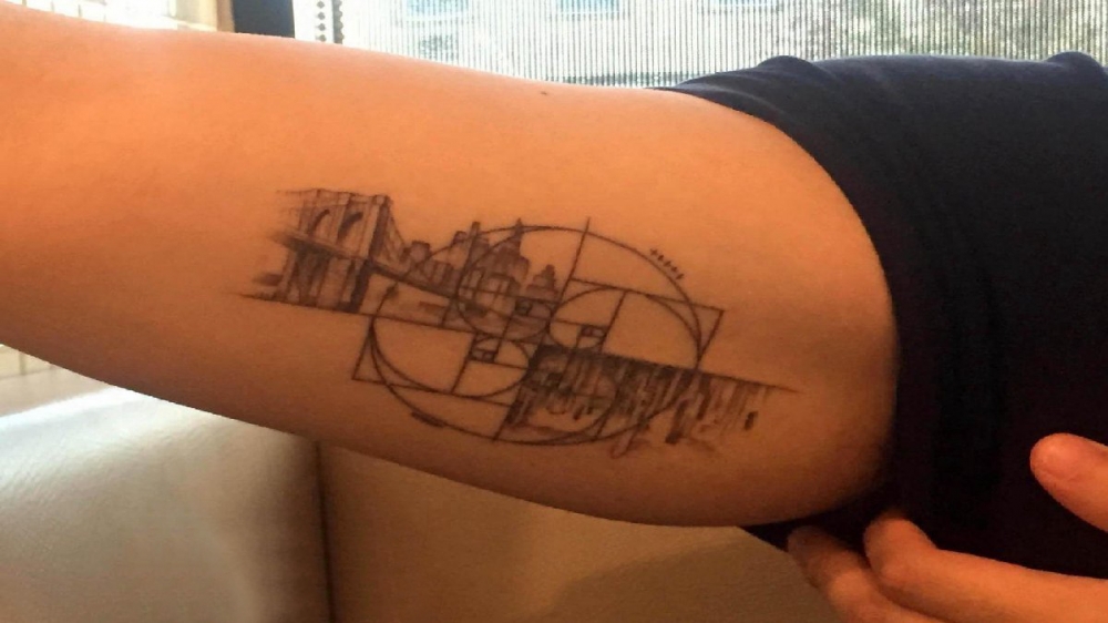 手臂纹身图片 男生手臂上几何和建筑物纹身图片