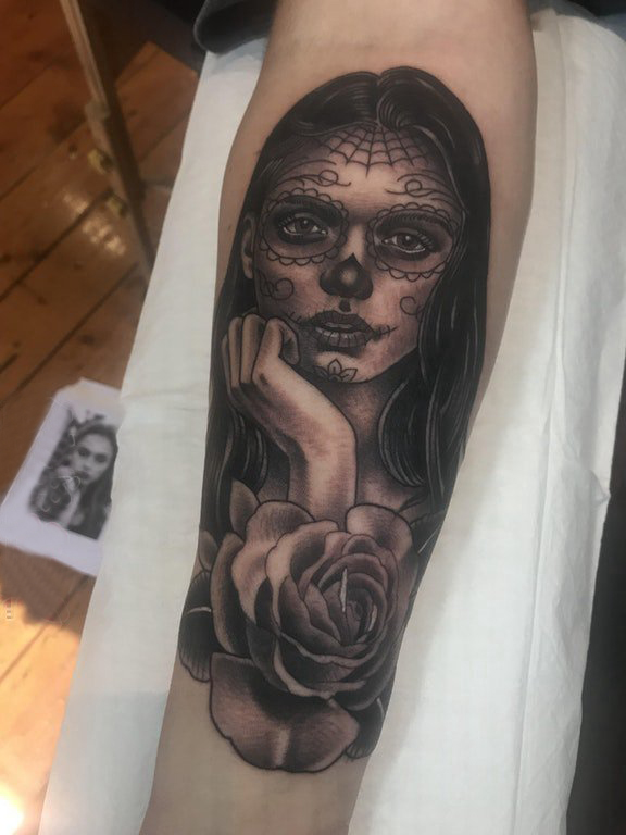 手臂纹身图片 女生手臂上玫瑰和人物纹身图片