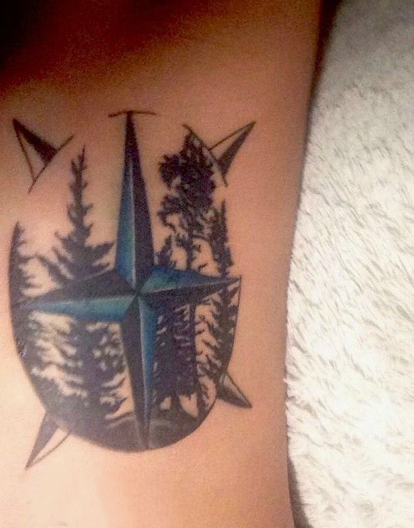 手臂纹身图片 女生手臂上树和指南针纹身图片