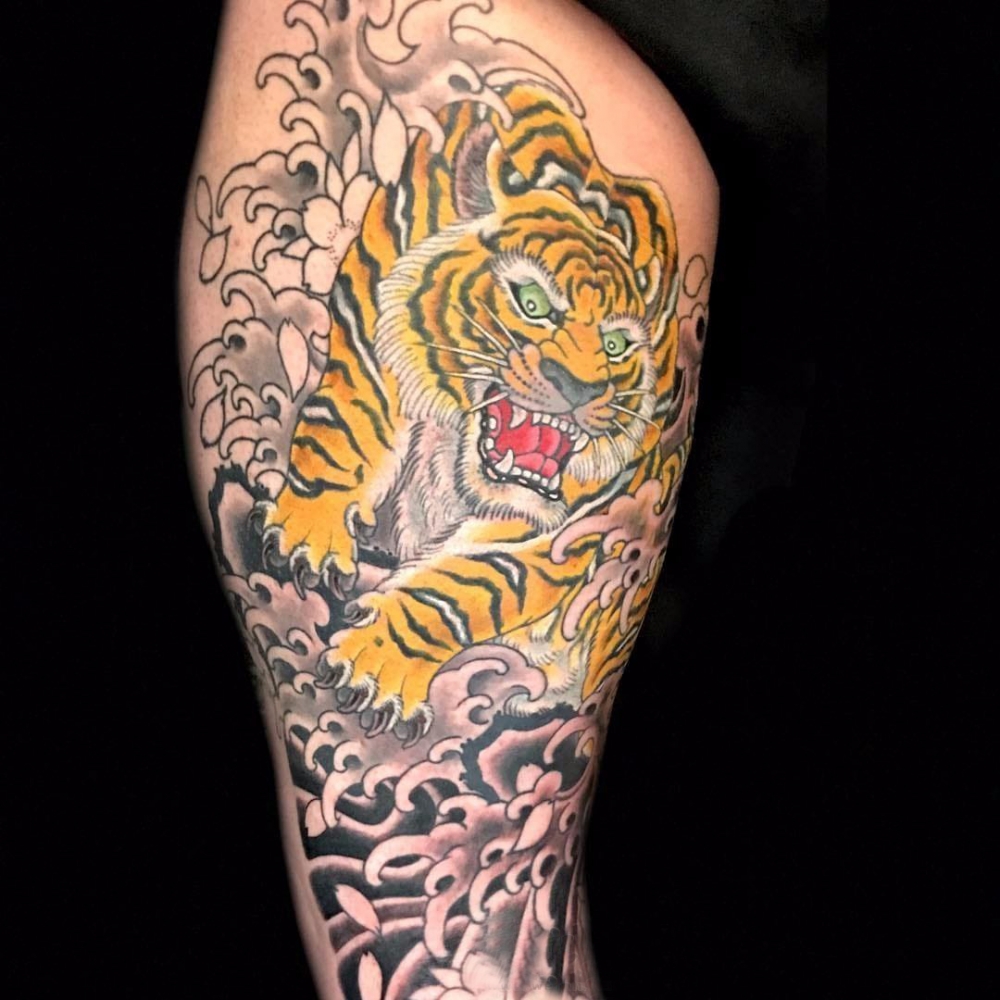 双大臂纹身 男生大臂上彩色的老虎纹身图片